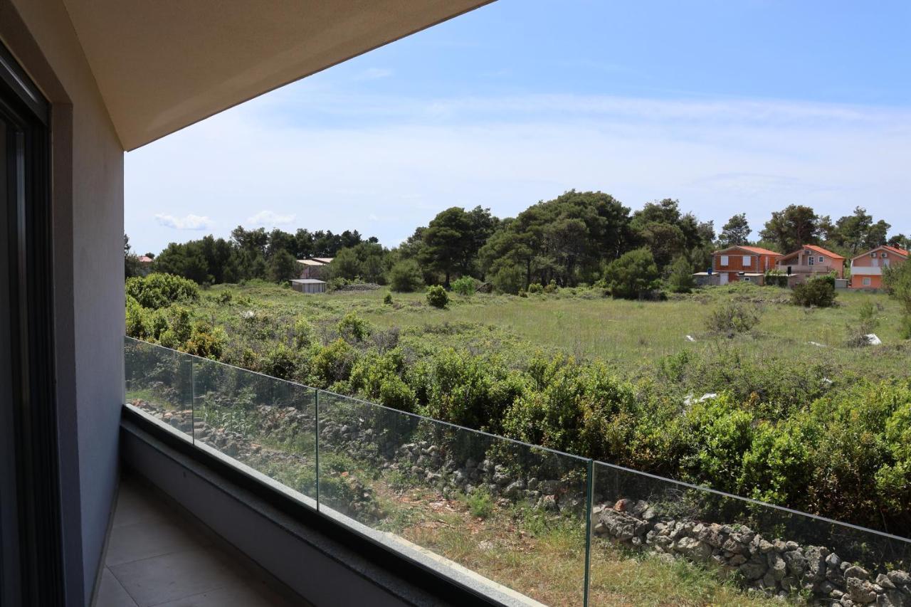 Apartment Sea And Rock Vir