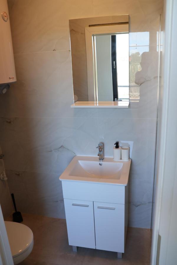 Apartment Sea And Rock Vir